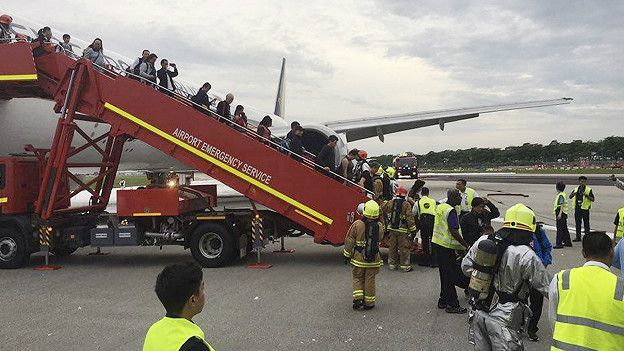 В аэропорту Сингапура при посадке загорелся Boeing 777