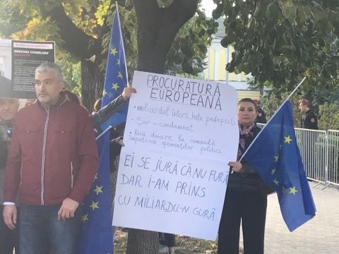 Движение ACUM протестовали у парламента, были стянуты отряды карабинеров