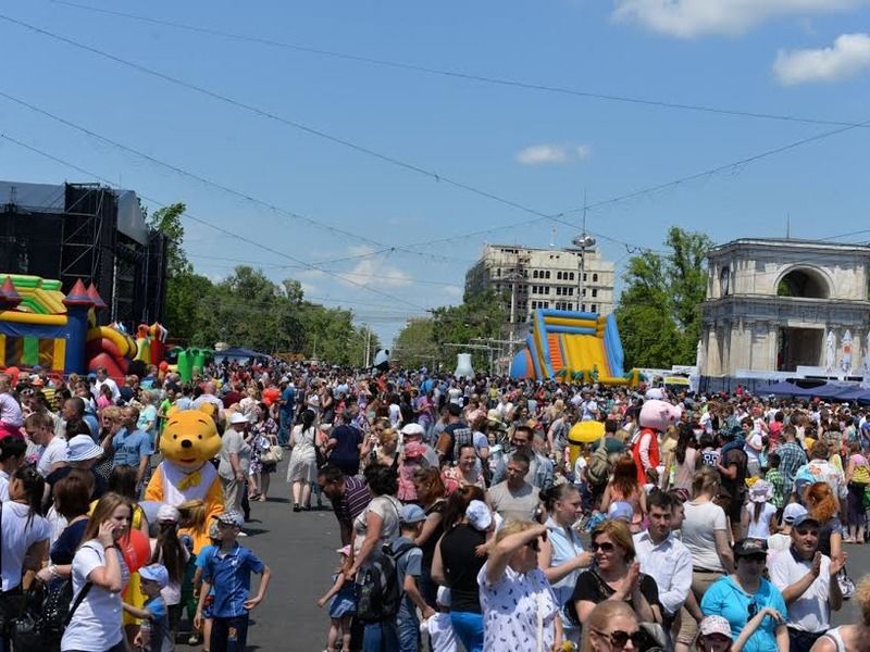 Десятки тысяч людей участвуют в детском фестивале под патронатом президента