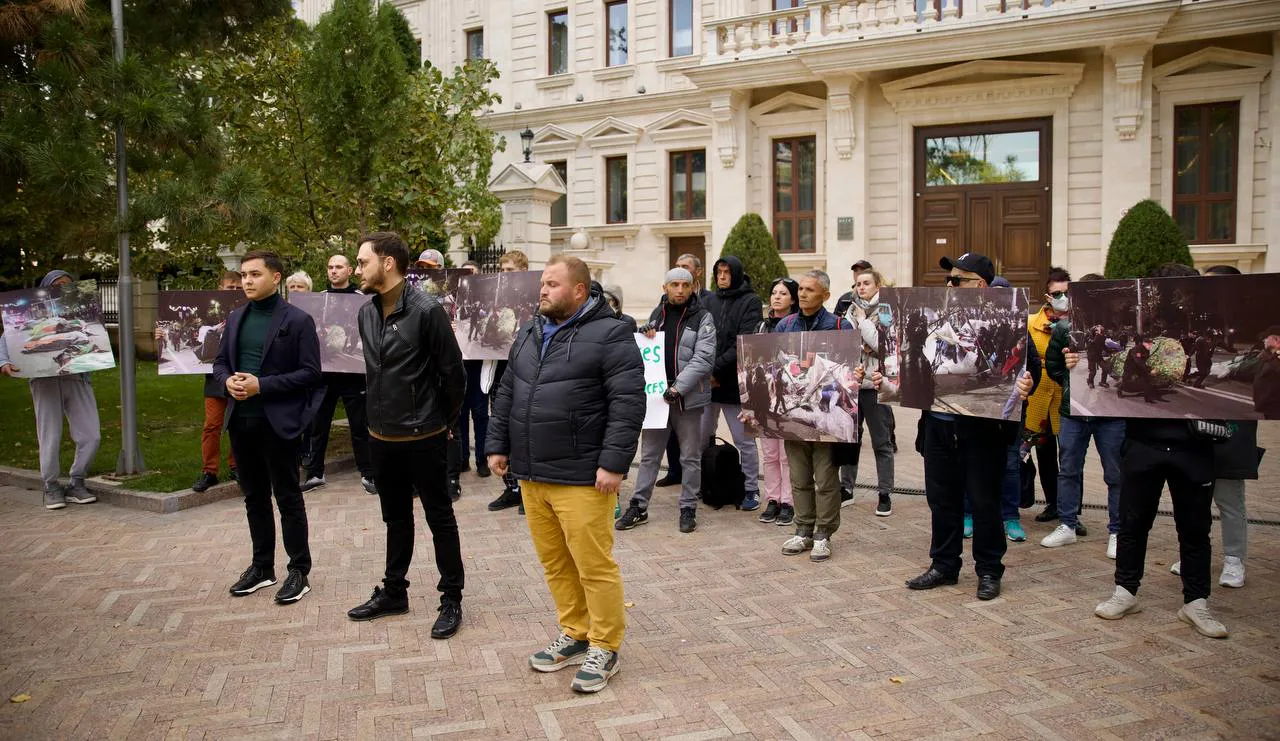 Более сотни сторонников партии "Шор" пикетировали резиденцию ЕС в Молдове
