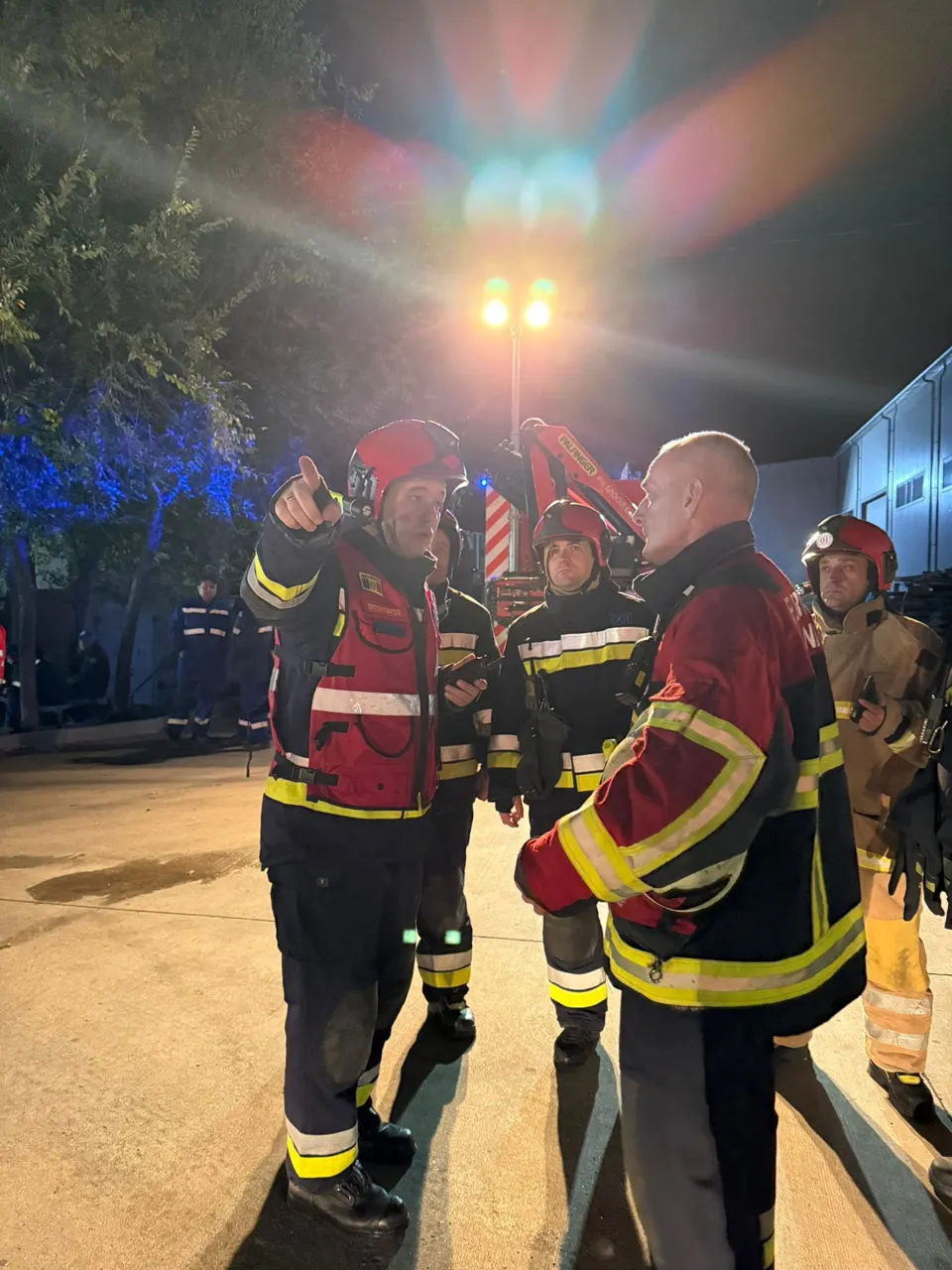 Incendiu puternic în Capitală: Un depozit cu materiale de construcție, distrus de flăcări