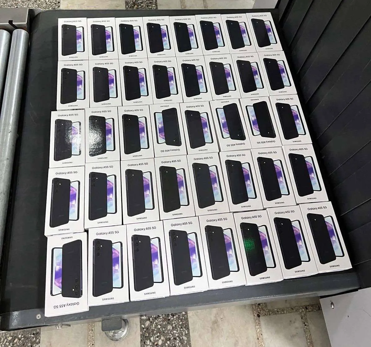 Un lot de smartphone-uri și căști fără fir nedeclarat, depistat la vama Leușeni
