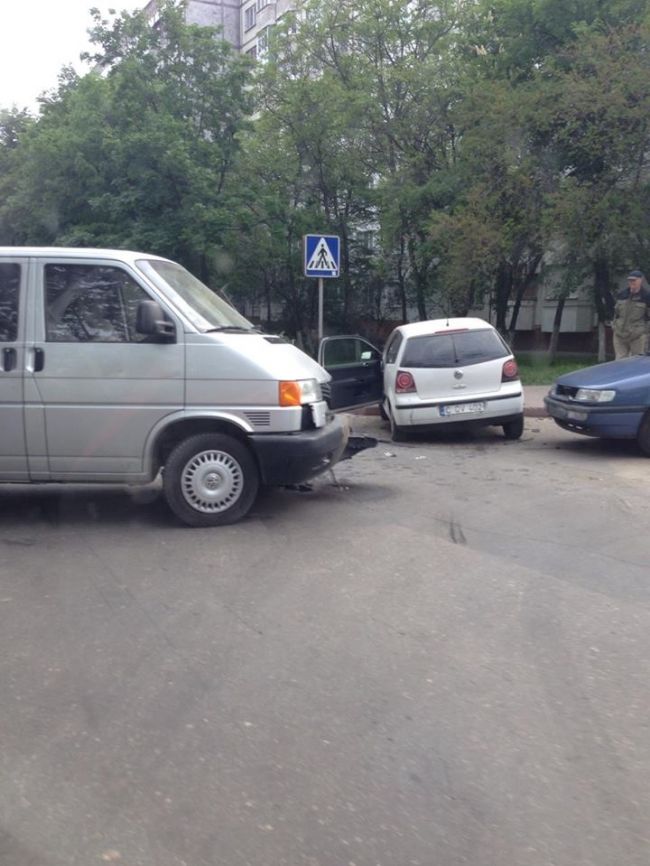 Accident rutier in sectorul Botanica. Doua maşini s-au tamponat violent