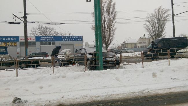 O șoferiță a distrus un gard și a intrat cu mașina într-un panou de publicitate