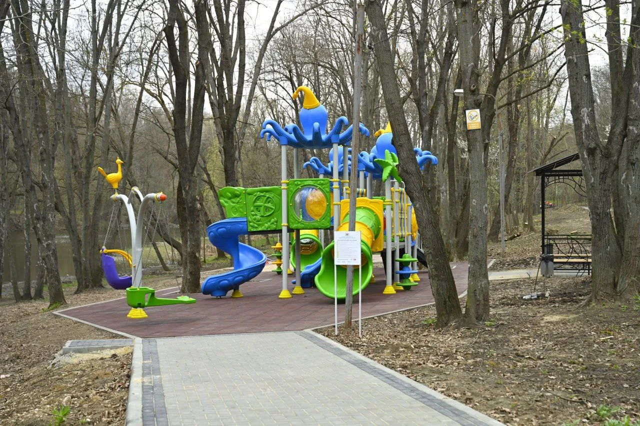 Modernizarea Pădurii-parc Râșcani continuă: Noi sisteme de iluminare și alei