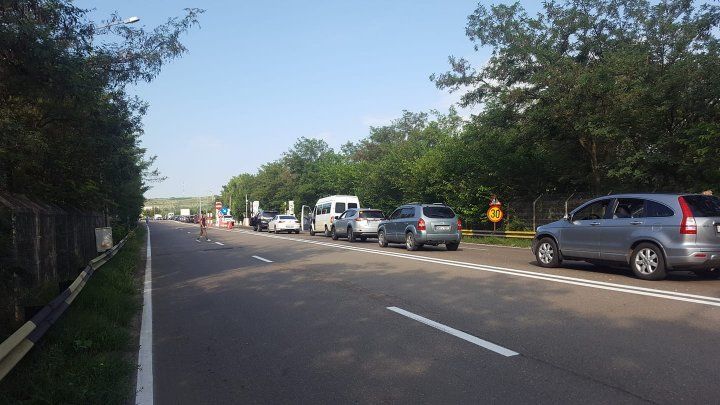 На границе с Румынией образовалась километровая очередь
