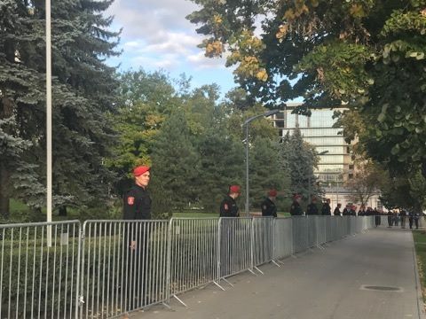 Движение ACUM протестовали у парламента, были стянуты отряды карабинеров