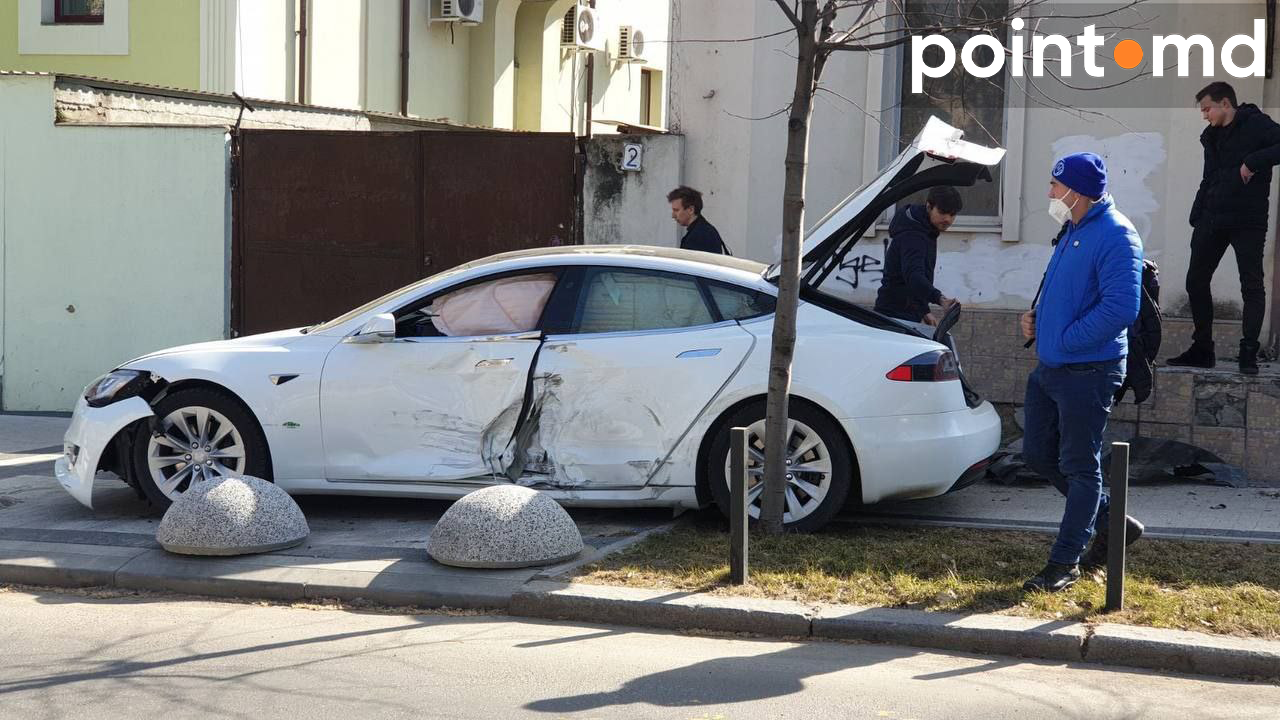 В Кишинёве в ДТП разбили новый Mercedes и Tesla