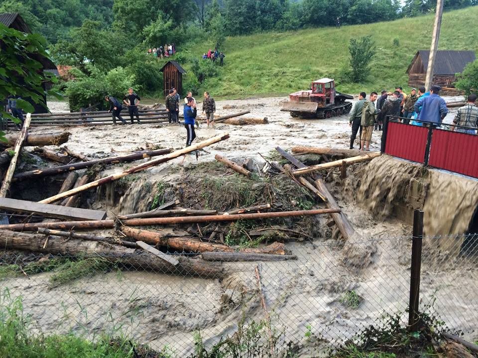 В Закарпатье сильный ливень затопил несколько сел