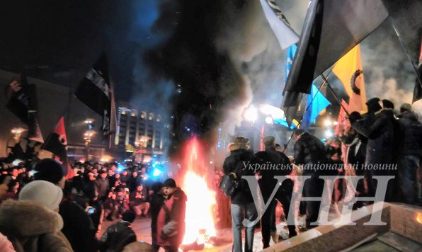 Вече на Майдане: произошли первые стычки