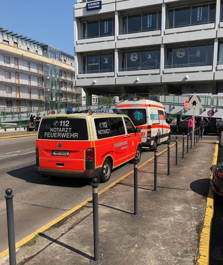 В Гамбурге автомобиль протаранил здание ТЦ, есть раненые