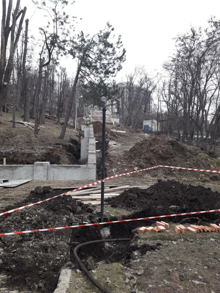 Возобновлены работы по реконструкции гранитной лестницы в парке «Валя Морилор»
