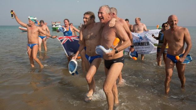 Группа пловцов впервые переплыла Мертвое море