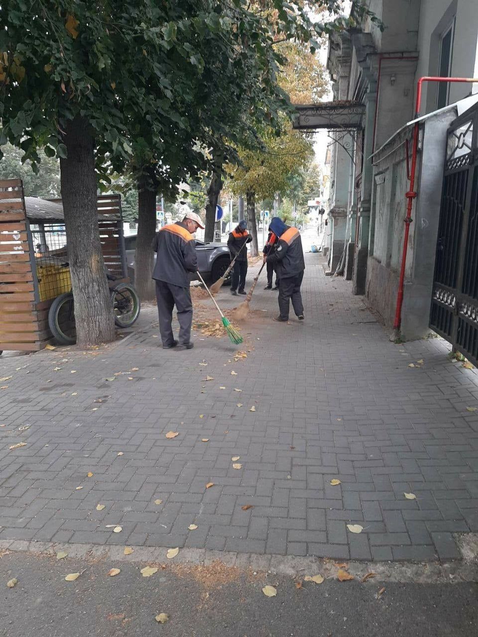 Осенняя кампания по уборке в Кишинёве продолжается