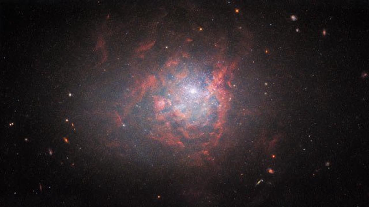 Hubble показал снимок "космического чудака": что это за галактика