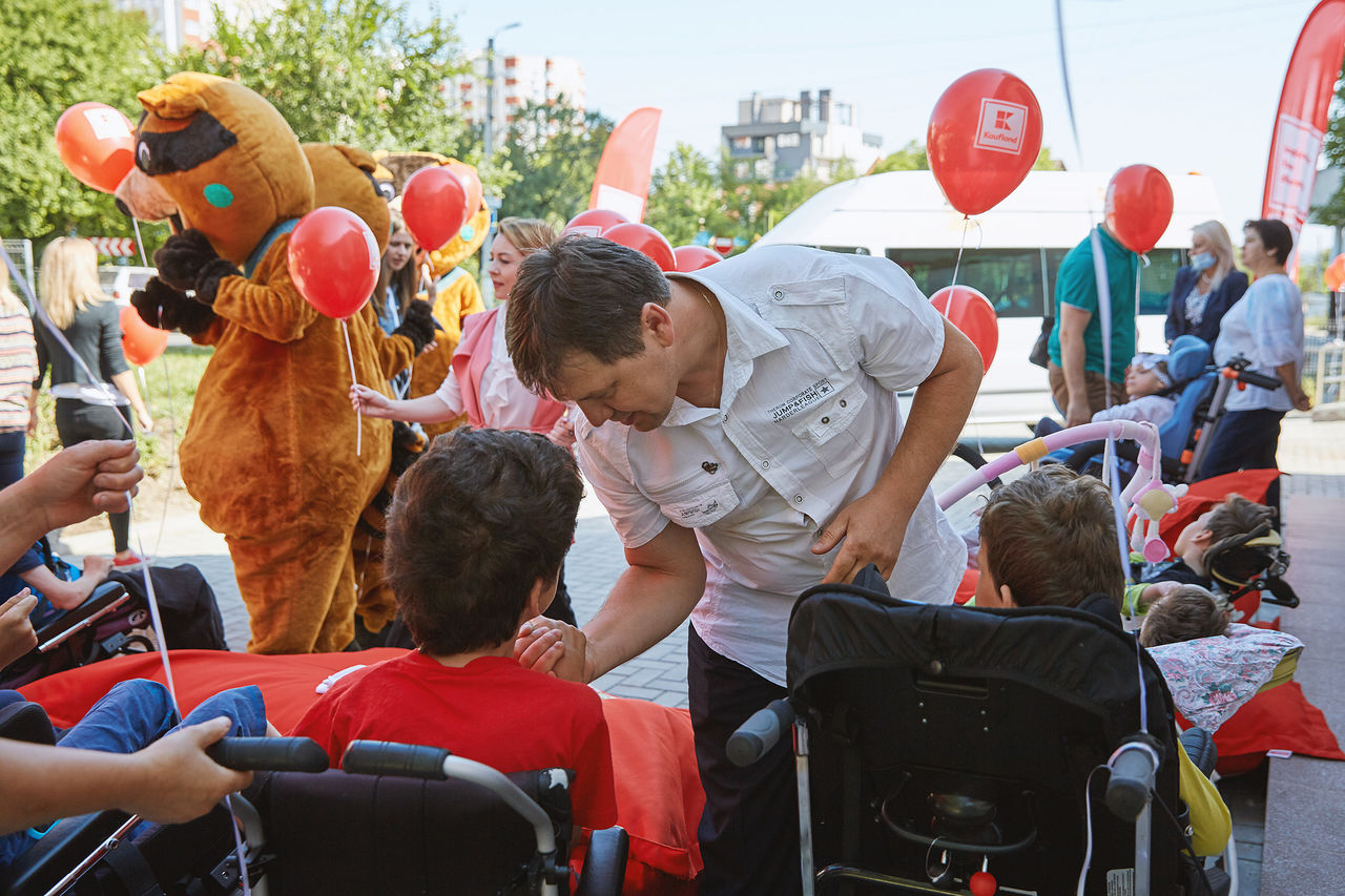 Kaufland подарила детям из Общинного дома Кишинева адаптированный микроавтобус ®