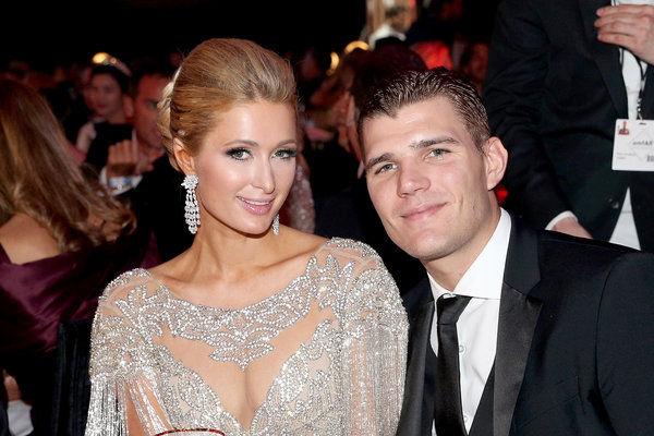 Paris Hilton s-a logodit cu actorul Chris Zylka