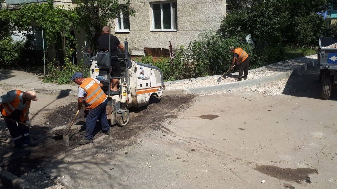 В столице отремонтируют девять подъездных путей к учебным заведениям