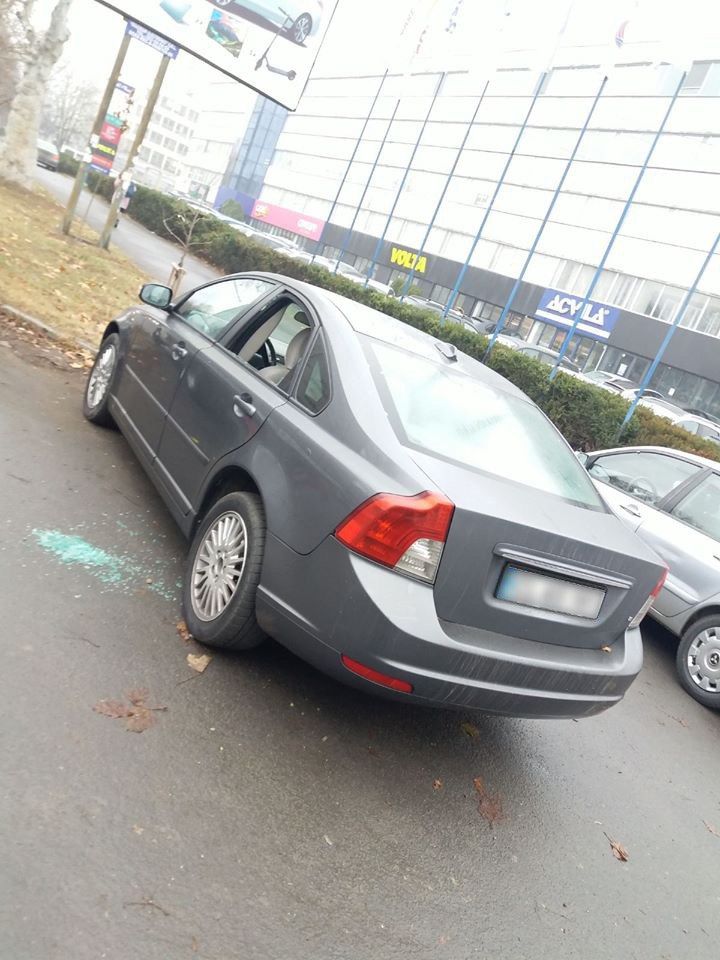 Хулиганы повредили автомобиль рядом со столичным участком полиции
