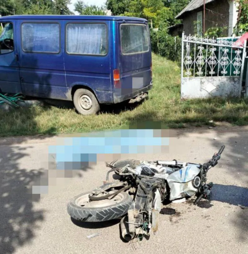 В Сорокском районе мотоцикл столкнулся с микроавтобусом, есть жертвы