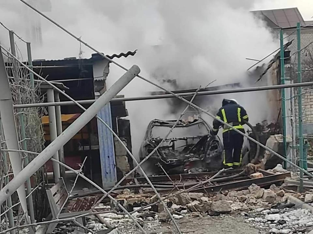 Из-за обстрелов в Николаеве возникли восемь пожаров в жилых районах: погибли 4 человека