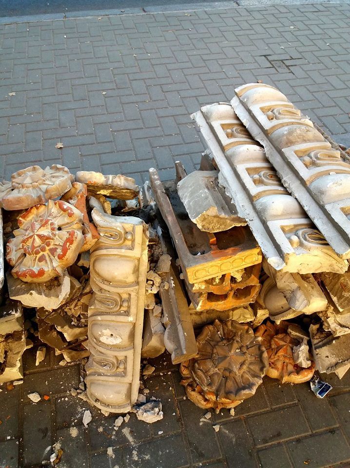 В центре Кишинева сняли лепнину, украшавшую фасад здания