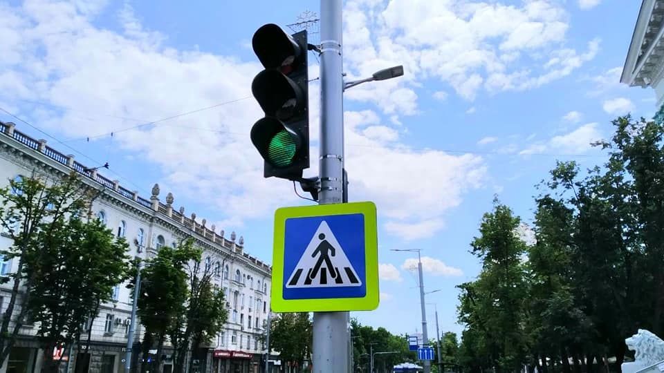 У здания примэрии Кишинева заработал светофор