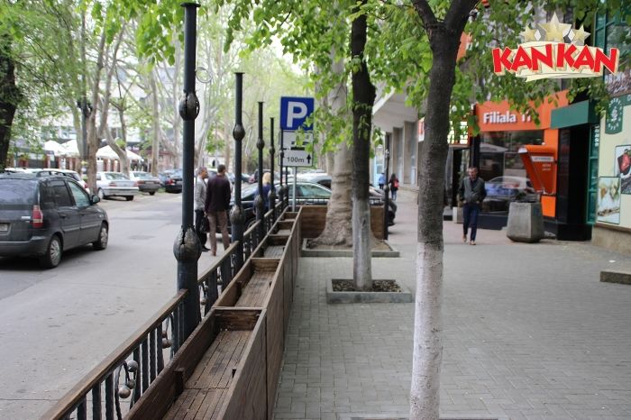 В центре Кишинева на тротуаре обустраивают очередную террасу
