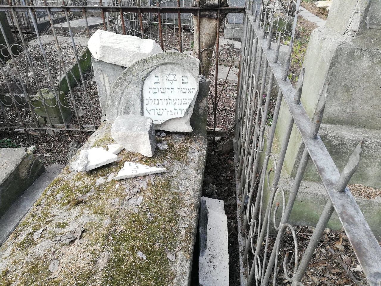 Еврейское кладбище в Кишиневе находится в ужасающем состоянии
