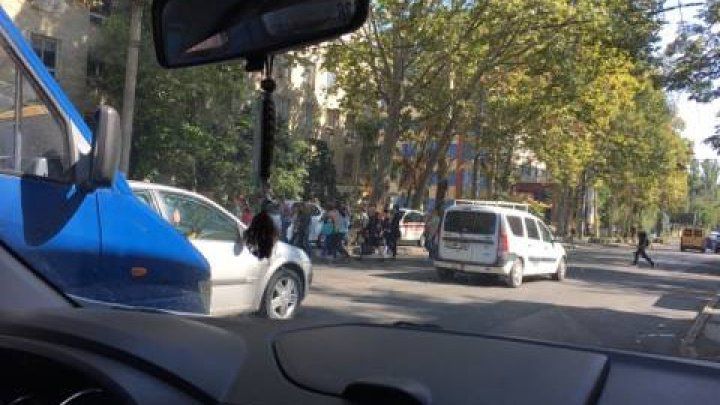 Moldova într-o singură imagine. Ce fac o profesoară şi elevii săi este revoltător