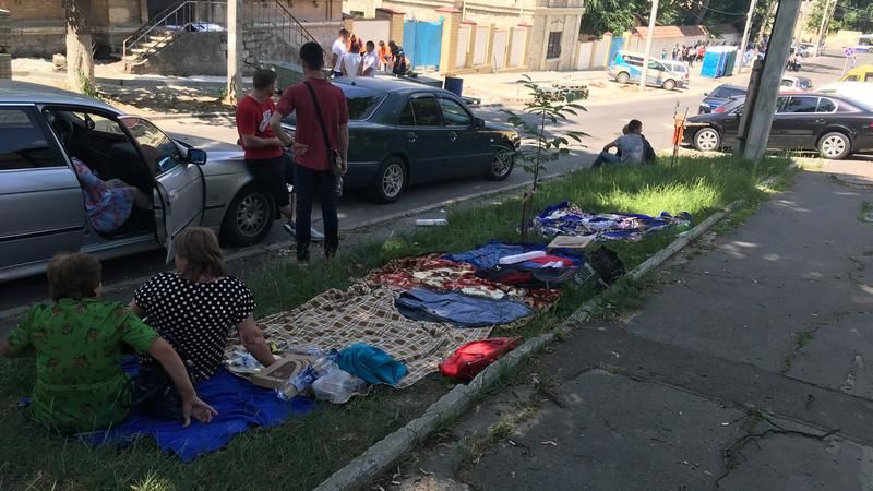 Протестующие у КС едят пиццу и слушают музыку