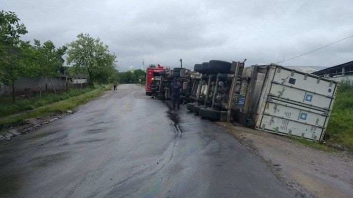 На опасном повороте в Каушанском районе опрокинулась фура