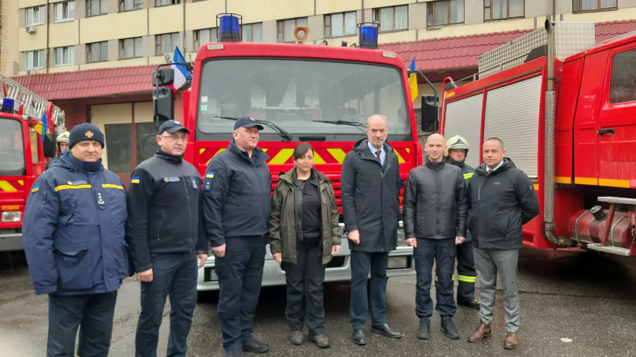 Украина получила от Франции вторую партию техники для пожарных и спасателей