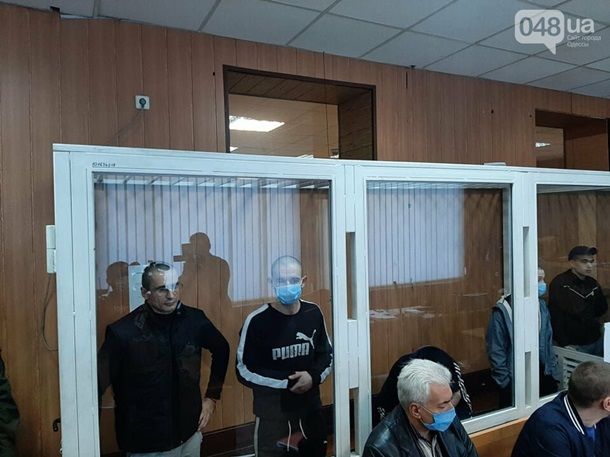 В Одессе на суде семь заключенных вскрыли вены