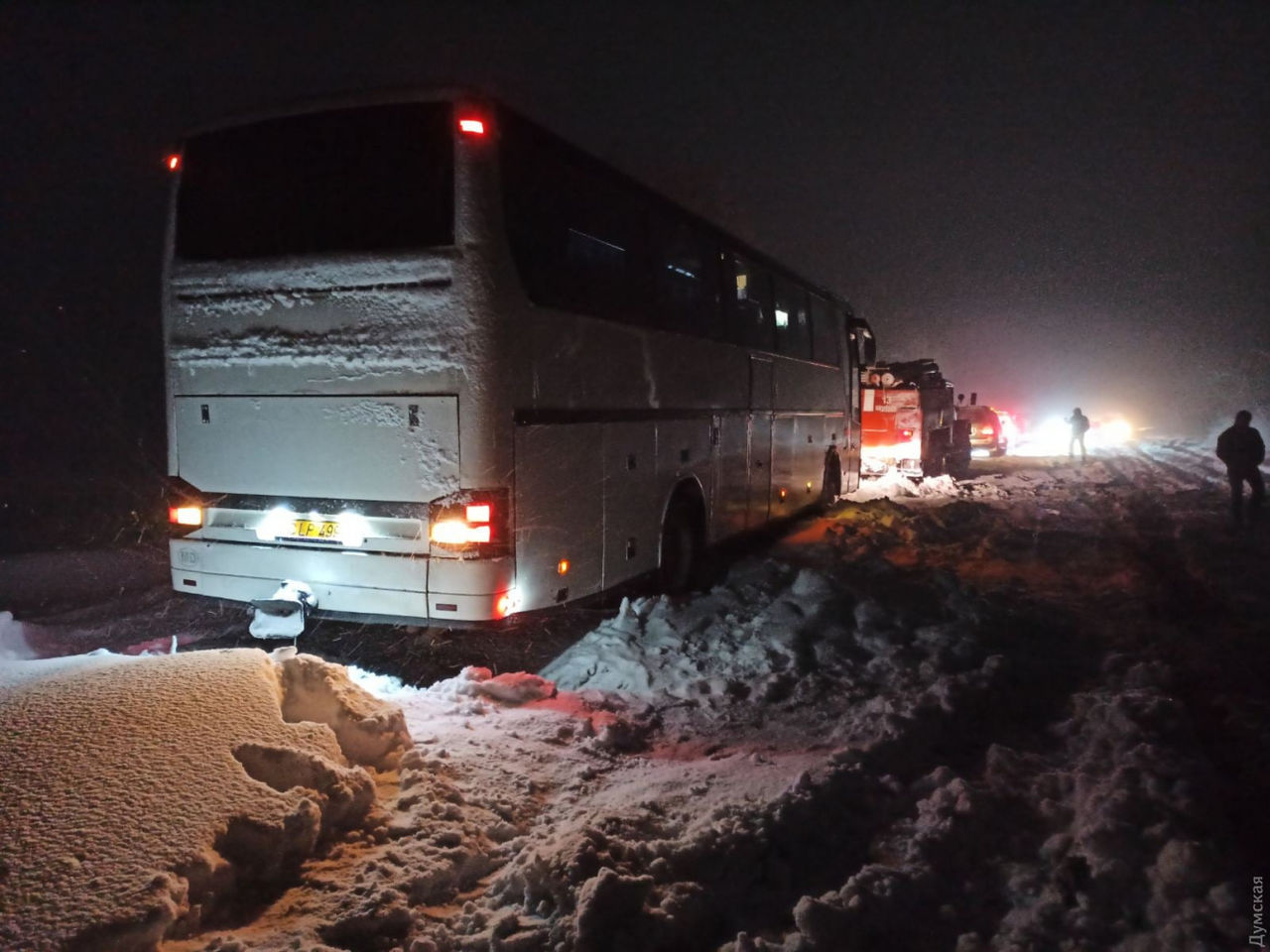 На трассе Одесса-Кучурган спасатели откопали два автобуса, два грузовика и грейдер