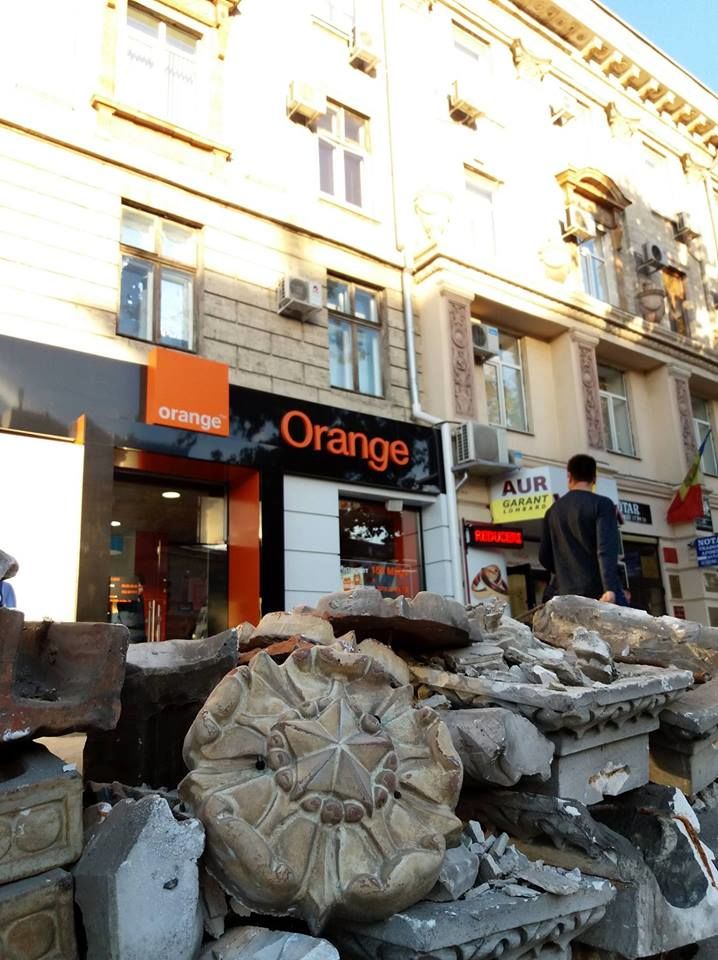 В центре Кишинева сняли лепнину, украшавшую фасад здания