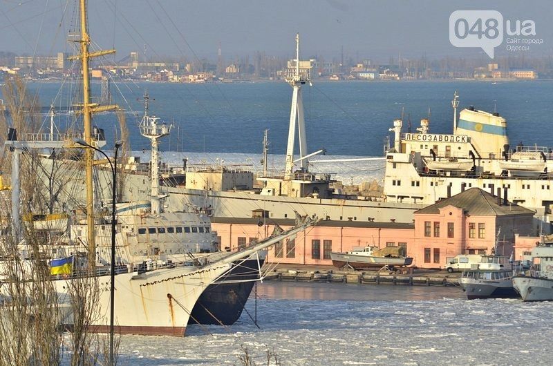 Военные корабли вмерзли в лед в Одессе