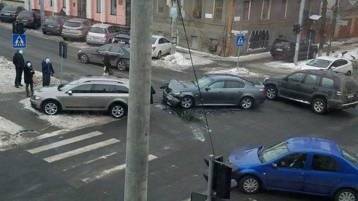 Accident violent în Capitală. O maşină, făcută zob