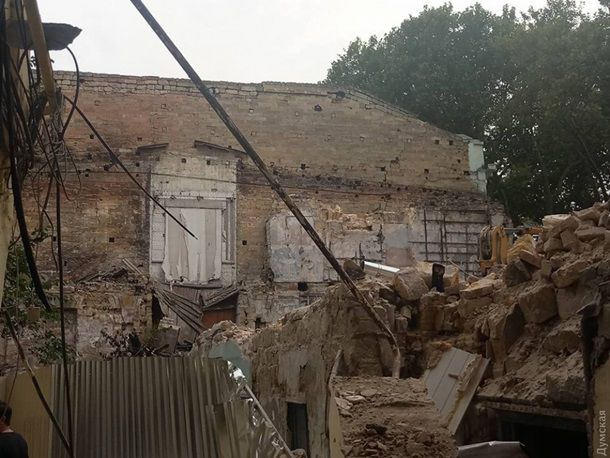 В центре Одессы обрушилась часть жилого дома