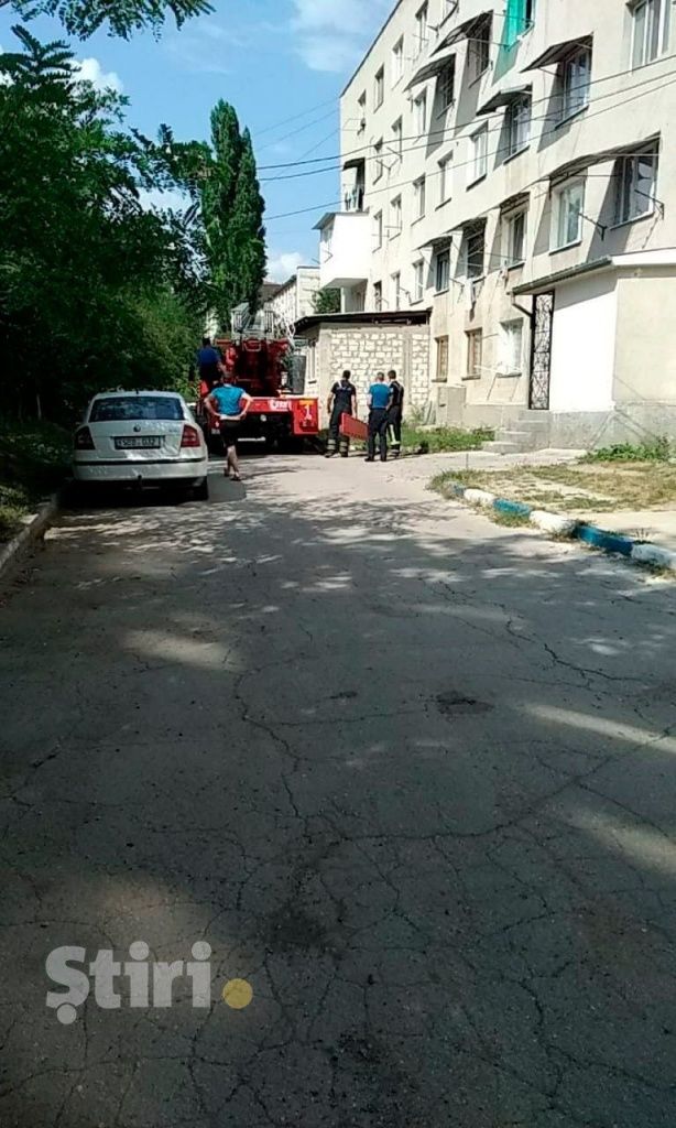 На Чеканах молодой человек выпрыгнул из окна пятого этажа и остался жив