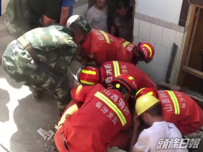 В Китае рухнул отель, под завалами ищут людей