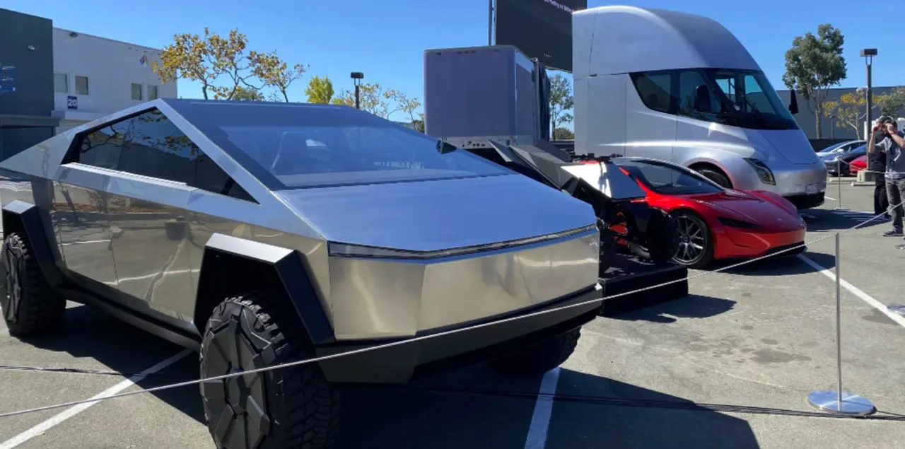 Tesla начнет поставлять электрогрузовик Semi в 2022 году, пикап Cybertruck - в 2023