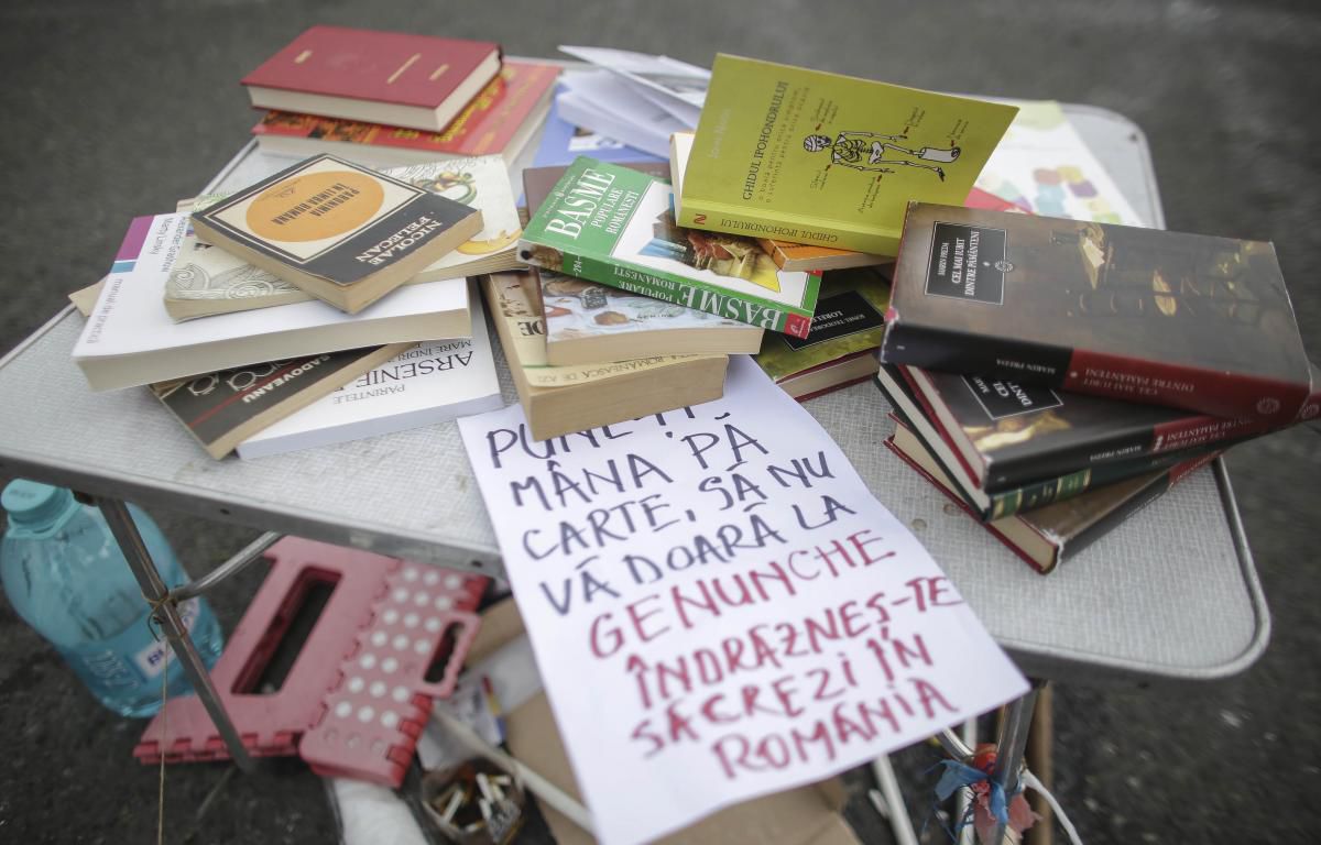 В Румынии требующие отставки министра образования дарят ему книги