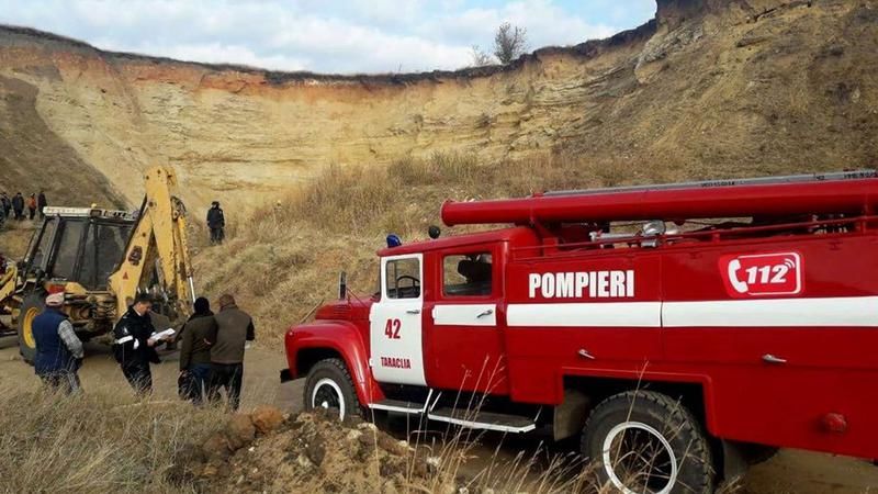 Спасти мужчину, которого завалило песком в карьере, не удалось