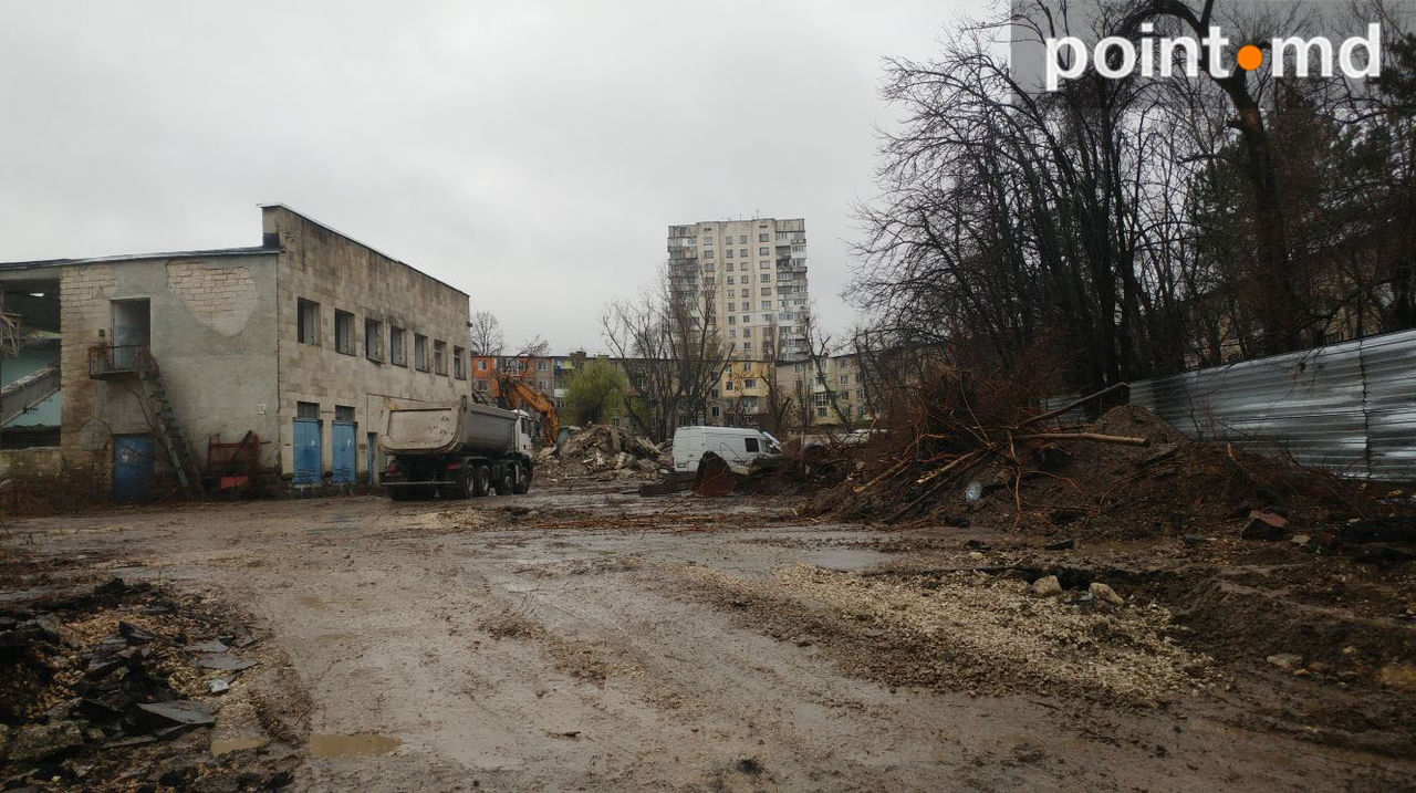 На месте полуразрушенной "Юности" началось строительство