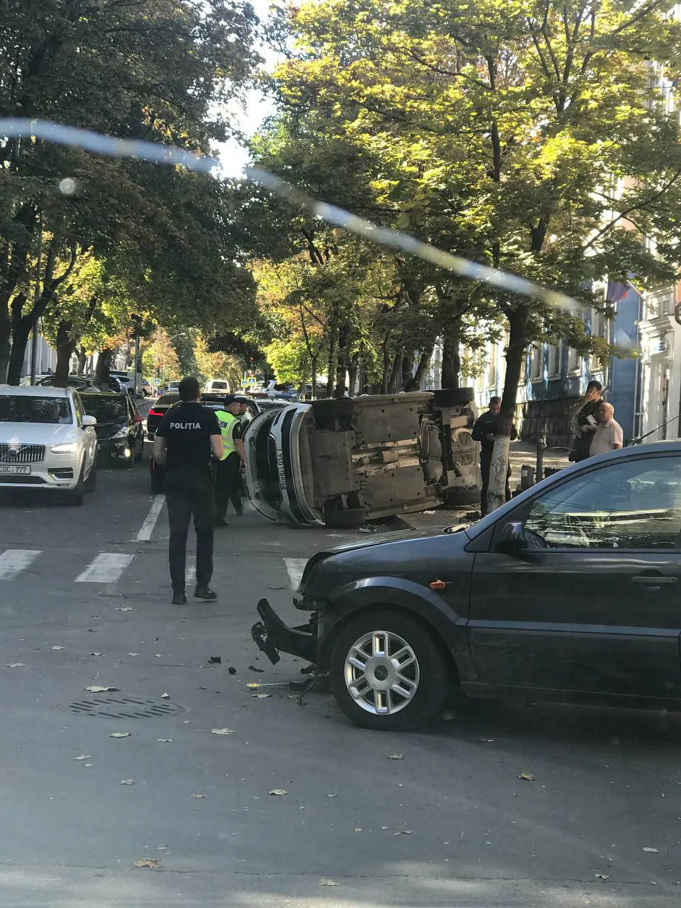 В результате ДТП в центре Кишинёва перевернулся автомобиль