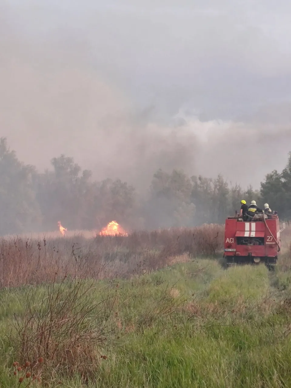 Incendiu de vegetație în apropierea unei sonde de petrol la Cahul