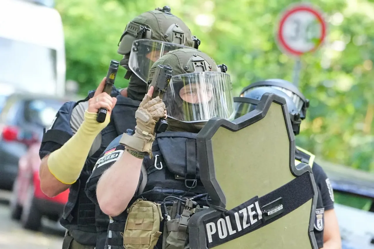 Poliția a împușcat un bărbat înarmat la Berlin