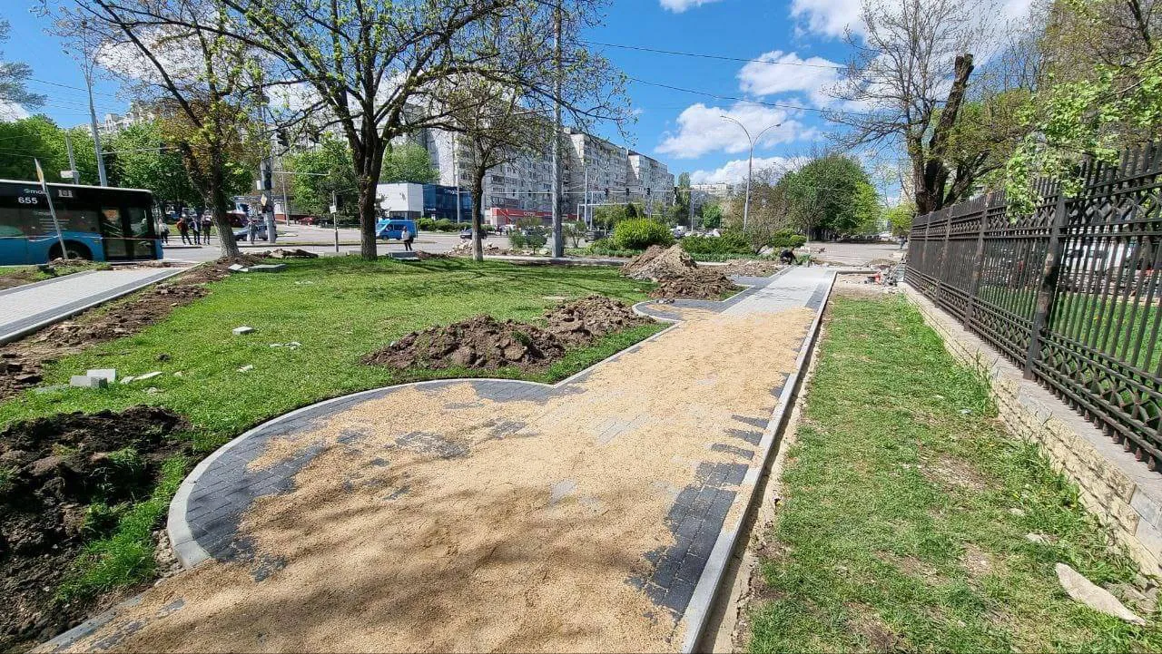 Работы по замене бордюров на бульваре Куза-Водэ подходят к концу