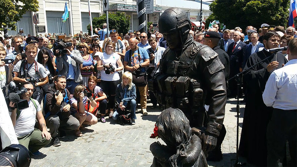 В Крыму открыли памятник «вежливым людям»